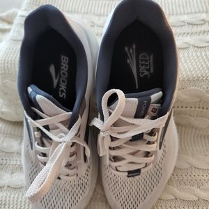 Brooks tenny shoes